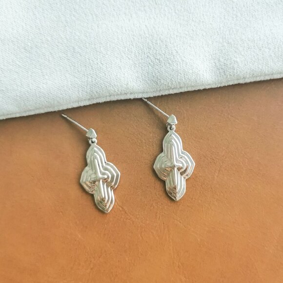 Kendra Scott Abbie Silver Metal Drop Earrings Trendy Jewelry - Picture 3 of 3